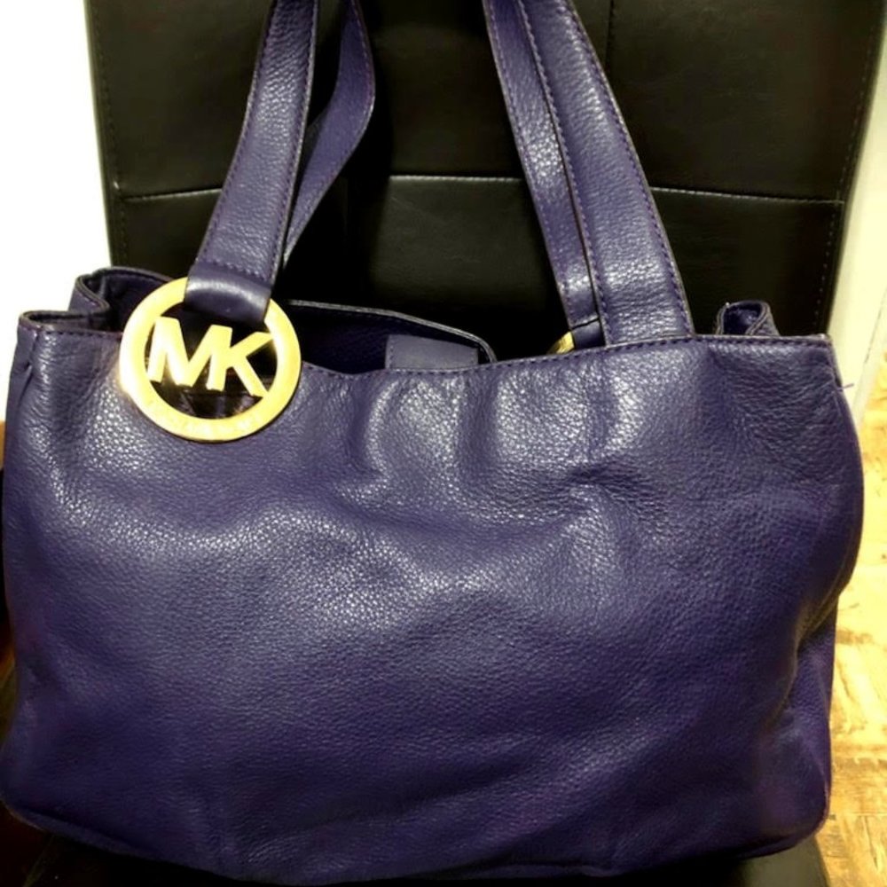 WOMANS AUTHENTIC LUXURY  MICHAEL KORS ALL LEATHER HANDBAG